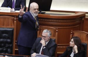 Rama largohet nga Kuvendi, ironizon opozitën me dy gishtat lart