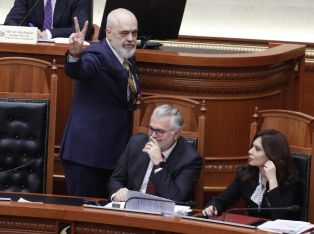 Rama largohet nga Kuvendi, ironizon opozitën me dy gishtat lart