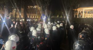 Protestuesit tentojnë të futen brenda në godinë