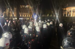 Protestuesit tentojnë të futen brenda në godinë