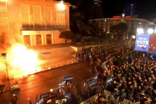 PD protestë para Kryeministrisë, policia përgjigjet me g*z lotsjellës