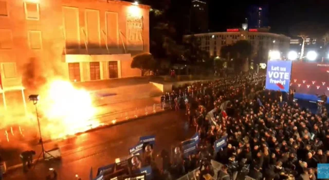 PD protestë para Kryeministrisë, policia përgjigjet me g*z lotsjellës