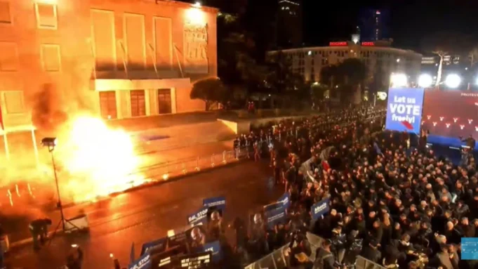 Ambasada e SHBA paralajmëron qytetarët amerikanë për protestën e sotme të Partisë Demokratike