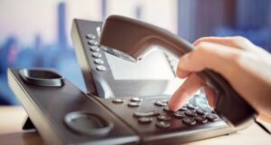 Epoka e telefonisë fikse po mbyllet/ AKEP: Interneti kthehet në shërbimin kryesor të komunikimit në vend