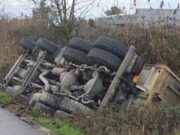 Aksident në Fier, kamioni përfundon në kanalin anësor
