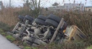 Aksident në Fier, kamioni përfundon në kanalin anësor