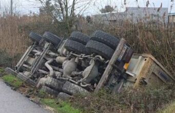 Aksident në Fier, kamioni përfundon në kanalin anësor
