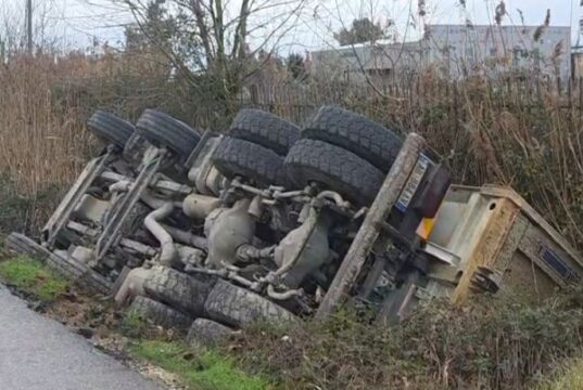 Aksident në Fier, kamioni përfundon në kanalin anësor