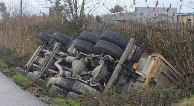 Aksident në Fier, kamioni përfundon në kanalin anësor