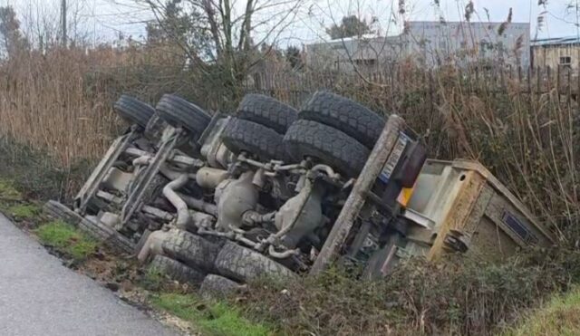 Aksident në Fier, kamioni përfundon në kanalin anësor