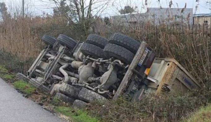 Aksident në Fier, kamioni përfundon në kanalin anësor