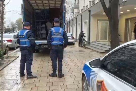 Kadastra e Vlorës transferohet në Tiranë, nis transporti i materialeve