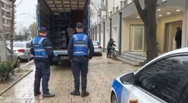 Kadastra e Vlorës transferohet në Tiranë, nis transporti i materialeve