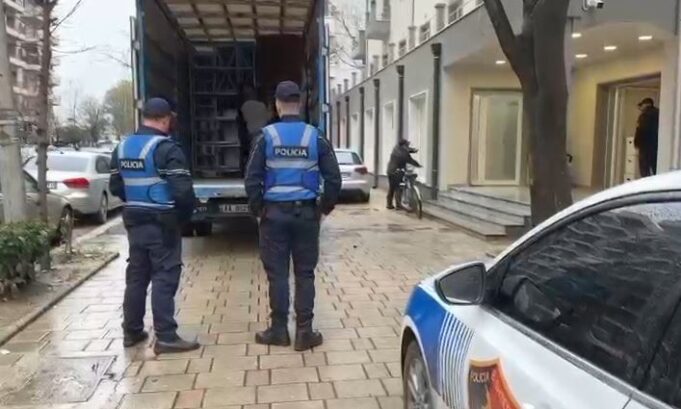 Kadastra e Vlorës transferohet në Tiranë, nis transporti i materialeve