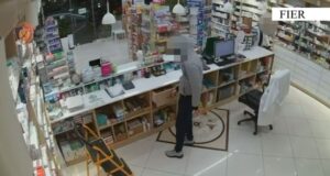 Vodhi paratë në një farmaci në Fier, arrestohet 25-vjeçari