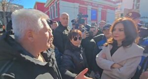 Tregtarët e Vlorës takojnë ministren Spiropali, i kërkojnë zgjidhje për tregun