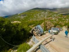 Kamioni përplaset me shtyllën dhe përmbyset, 3 të pl*gosur