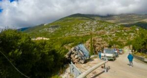 Kamioni përplaset me shtyllën dhe përmbyset, 3 të pl*gosur