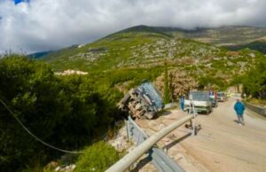 Kamioni përplaset me shtyllën dhe përmbyset, 3 të pl*gosur