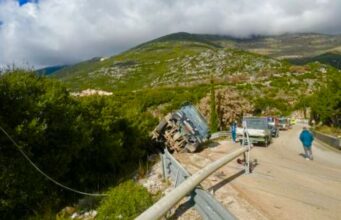 Kamioni përplaset me shtyllën dhe përmbyset, 3 të pl*gosur