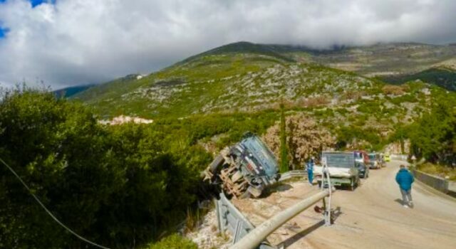 Kamioni përplaset me shtyllën dhe përmbyset, 3 të pl*gosur