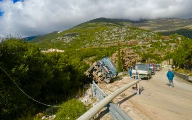 Kamioni përplaset me shtyllën dhe përmbyset, 3 të pl*gosur