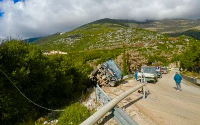 Kamioni përplaset me shtyllën dhe përmbyset, 3 të pl*gosur