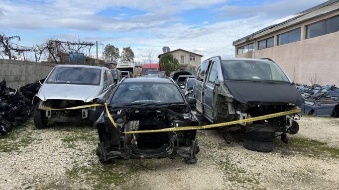 Berat / Finalizohet operacioni “Çmontimi”: 68 automjete të kontrabanduara, një i arrestuar, një në kërkim