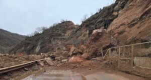 Bllokohet totalisht rruga Librazhd–Prrenjas nga rrëshqitjet e gurëve