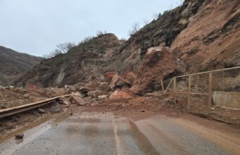 Bllokohet totalisht rruga Librazhd–Prrenjas nga rrëshqitjet e gurëve