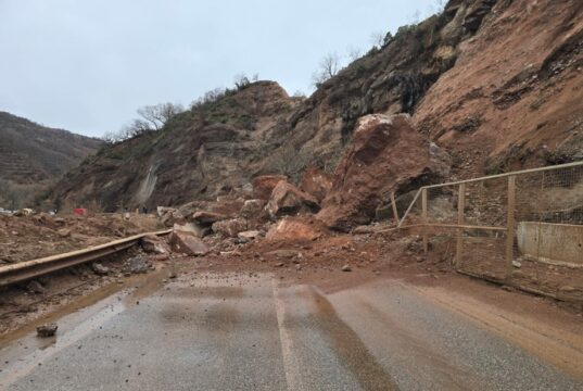 Bllokohet totalisht rruga Librazhd–Prrenjas nga rrëshqitjet e gurëve