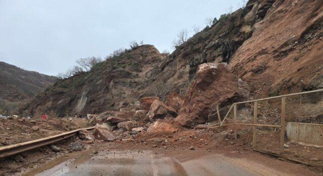 Bllokohet totalisht rruga Librazhd–Prrenjas nga rrëshqitjet e gurëve
