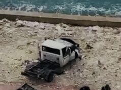 Kamion del nga rruga dhe përfundon në plazh në Vlorë, shoferi pl*goset r*ndë