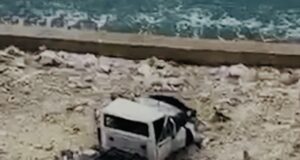 Kamion del nga rruga dhe përfundon në plazh në Vlorë, shoferi pl*goset r*ndë