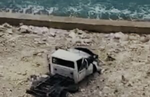 Kamion del nga rruga dhe përfundon në plazh në Vlorë, shoferi pl*goset r*ndë