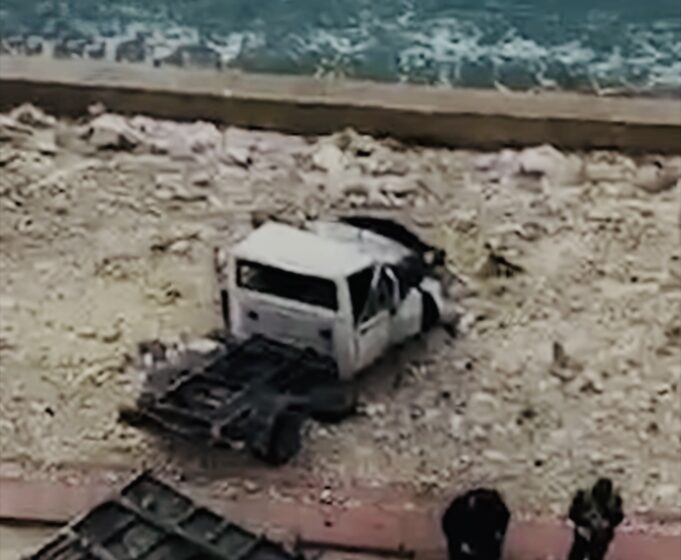 Kamion del nga rruga dhe përfundon në plazh në Vlorë, shoferi pl*goset r*ndë