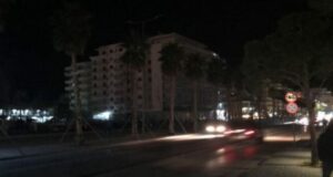 Punimet e ujësjellësit lënë pa drita Lungomaren në Vlorë, rreth 300 abonentë pa energji