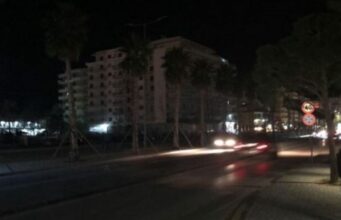 Punimet e ujësjellësit lënë pa drita Lungomaren në Vlorë, rreth 300 abonentë pa energji