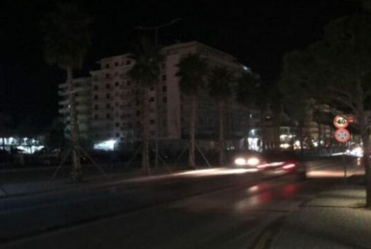 Punimet e ujësjellësit lënë pa drita Lungomaren në Vlorë, rreth 300 abonentë pa energji