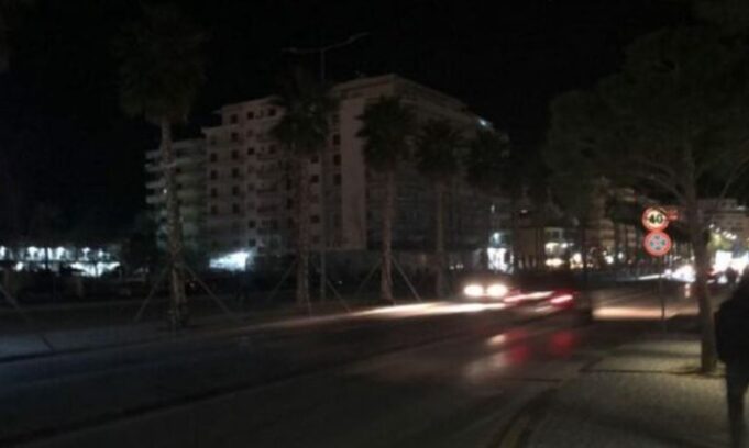 Punimet e ujësjellësit lënë pa drita Lungomaren në Vlorë, rreth 300 abonentë pa energji