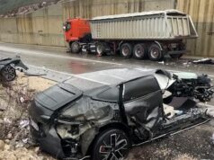 Aks*dent në tunelin e Murrizit/ Dy automjete përplasen, njëra ndahet më dysh