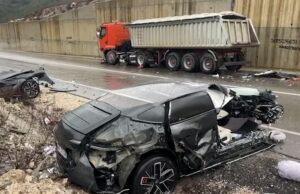 Aks*dent në tunelin e Murrizit/ Dy automjete përplasen, njëra ndahet më dysh