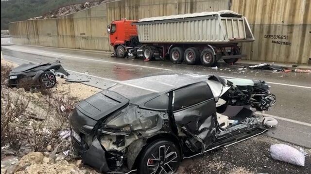 Aks*dent në tunelin e Murrizit/ Dy automjete përplasen, njëra ndahet më dysh