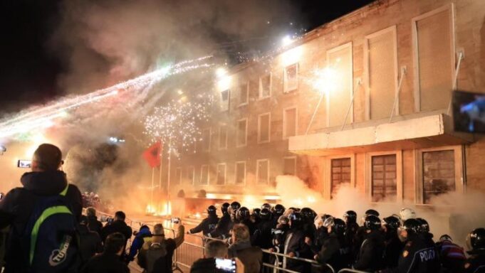 Protesta e 10 shkurtit, Policia angazhon mbi 1.000 efektivë