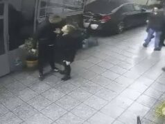 Efektivi i policisë debaton me biznesmenin për makinën e parkuar dhe nxjerr a*mën