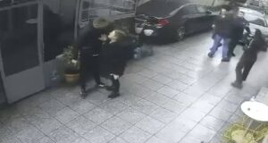 Efektivi i policisë debaton me biznesmenin për makinën e parkuar dhe nxjerr a*mën