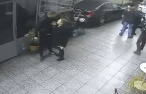 Efektivi i policisë debaton me biznesmenin për makinën e parkuar dhe nxjerr a*mën