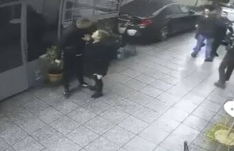 Efektivi i policisë debaton me biznesmenin për makinën e parkuar dhe nxjerr a*mën