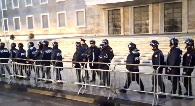 Policia rrit masat: 1300 efektivë në terren për protestën e sotme të opozitës