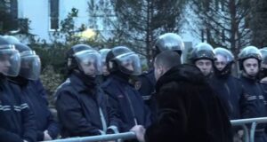 Incidente para protestës së PD-së, përplasje me policinë pranë Kryeministrisë